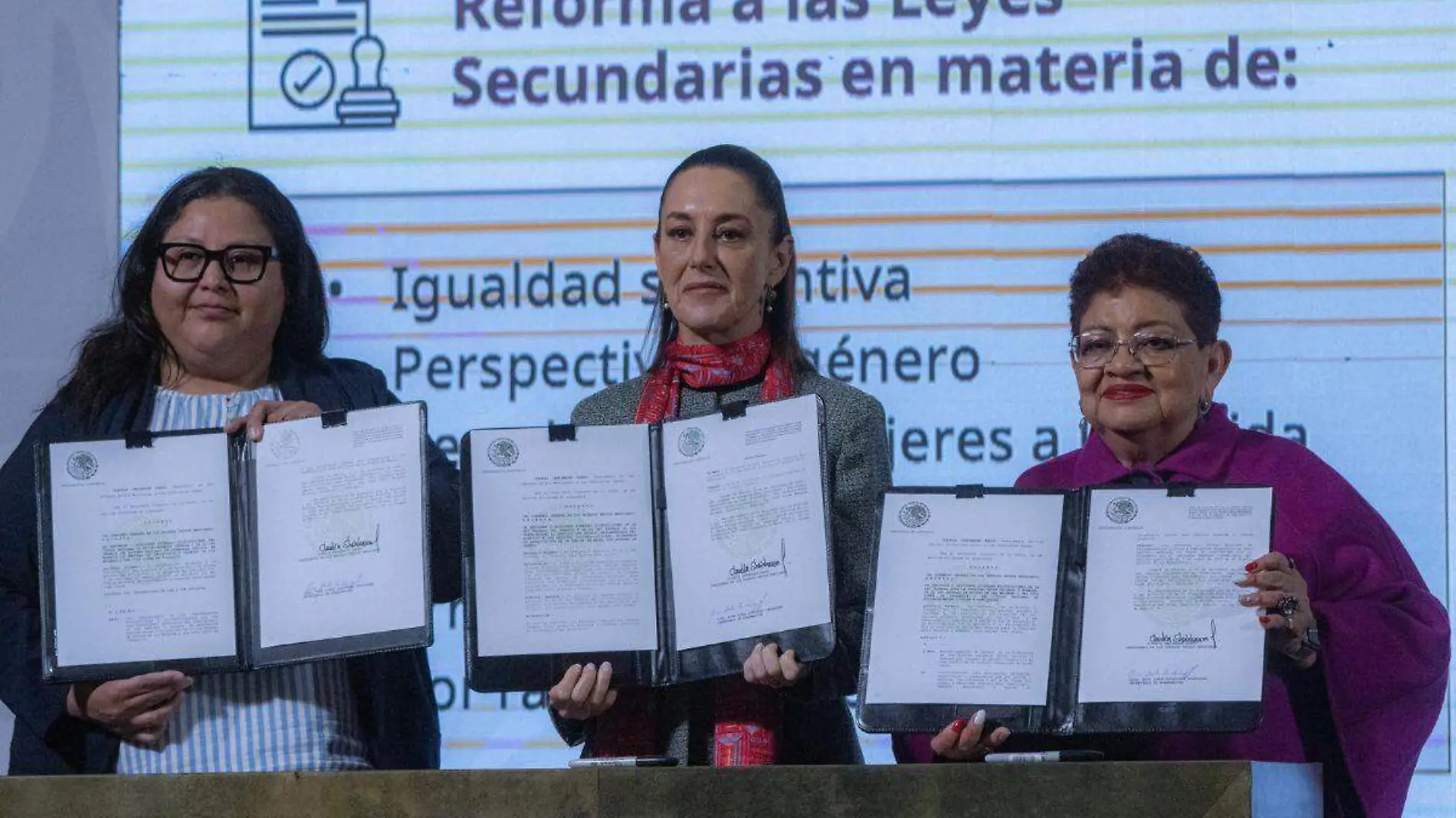 Claudia Sheinbaum firma leyes a favor mujeres